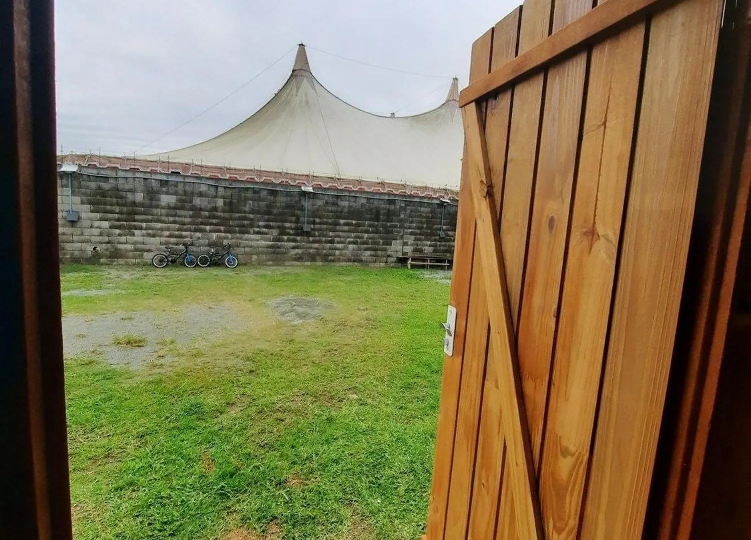 פנייה Cabana 7 Com Ar Condicionado E Area De Cozinha E Banheiro Compartilhado A 10 Minutos Do Parque Beto Carrero בית נופש